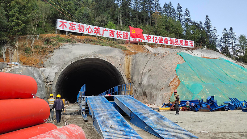 蓝海智装LTYQ12B移动栈桥助力广西长隧文圩隧道建设