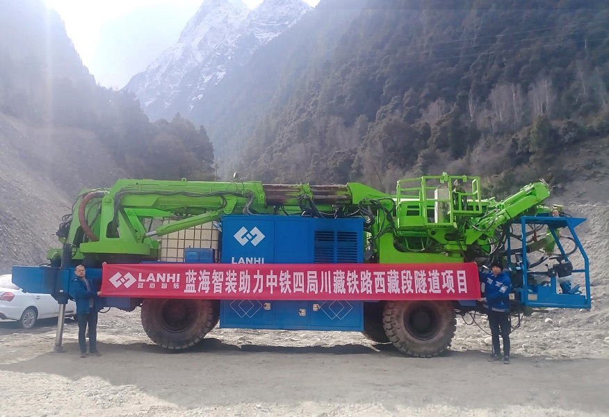LGP340拱喷台车助力高原铁路西藏段波密拱喷22号建设
