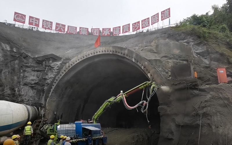 车载湿喷机械手隧道入口喷浆施工现场